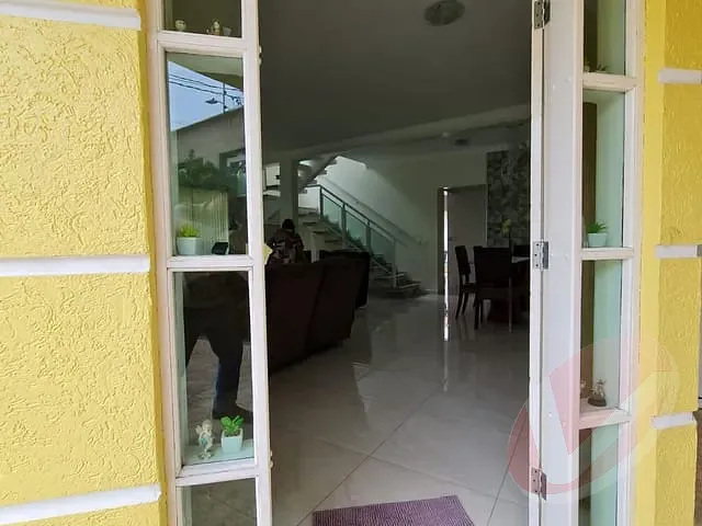 Sobrado 4 quartos e 2 banheiros, à venda, no bairro Flórida em Praia Grande