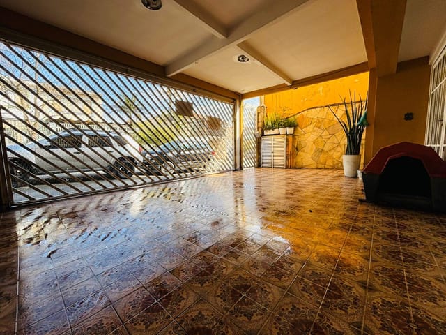 Foto do Sobrado - SOBRADO À VENDA, COM 267M² COM 3 DORM (1 SUÍTE), SALÃO GRANDE COM WC, 3 VAGAS DE GARAGEM COM ARMÁRIOS EMBUTIDOS NOS QUARTOS. - PRÓXIMO METRÔ  VL MADALENA | Lares e Andares Imóveis