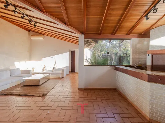 Sobrado com 456m² 4 quartos e 6 banheiros, à venda, no bairro Portão em Curitiba