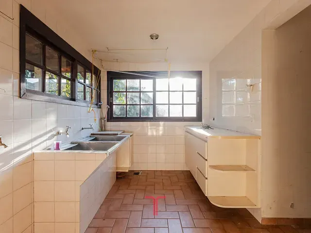 Sobrado com 456m² 4 quartos e 6 banheiros, à venda, no bairro Portão em Curitiba