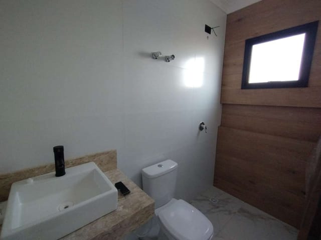 Sobrado com 130m² 3 quartos e 2 banheiros, à venda, no bairro Parque da Fonte em São José dos Pinhais