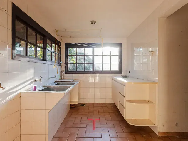 Casa com 456m² 4 quartos e 6 banheiros, à venda, no bairro Portão em Curitiba