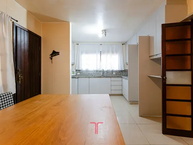 Casa com 456m² 4 quartos e 6 banheiros, à venda, no bairro Portão em Curitiba