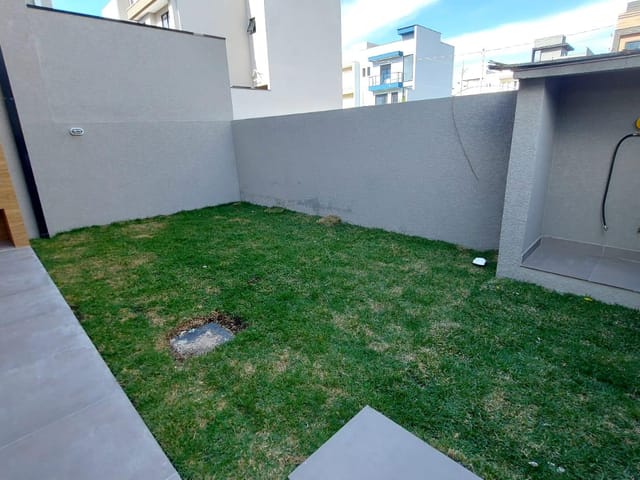 Sobrado 3 quartos e 1 banheiro, à venda, no bairro Costeira em São José dos Pinhais