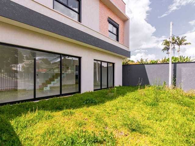 Sobrado com 146m² 3 quartos e 3 banheiros, à venda, no bairro Xaxim em Curitiba