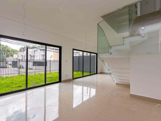Sobrado com 146m² 3 quartos e 3 banheiros, à venda, no bairro Xaxim em Curitiba