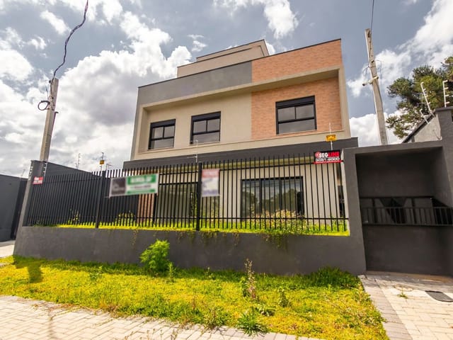Sobrado com 146m² 3 quartos e 3 banheiros, à venda, no bairro Xaxim em Curitiba