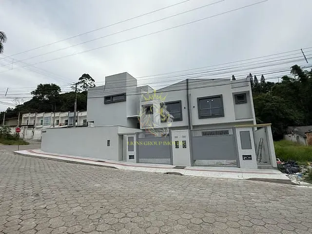 Sobrado 3 quartos e 3 banheiros, à venda, no bairro Areias em Camboriú