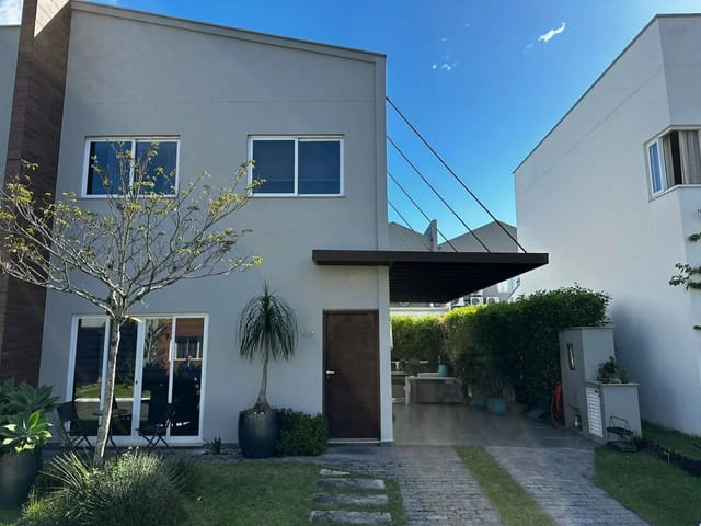 Sobrado com 275m² 3 quartos e 2 banheiros, à venda, no bairro São Judas Tadeu em Balneário Camboriú