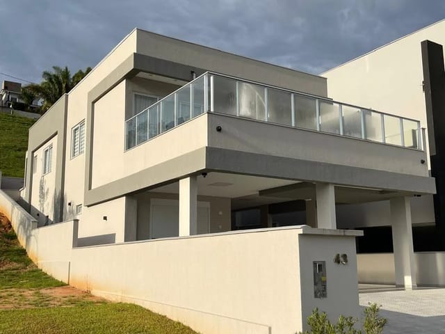 Sobrado com 402m² 3 quartos e 4 banheiros, à venda, no bairro Centro em Camboriú