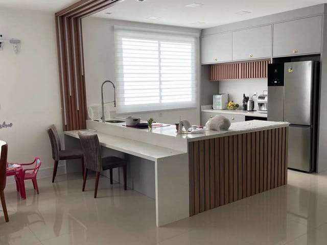 Sobrado com 402m² 3 quartos e 4 banheiros, à venda, no bairro Centro em Camboriú