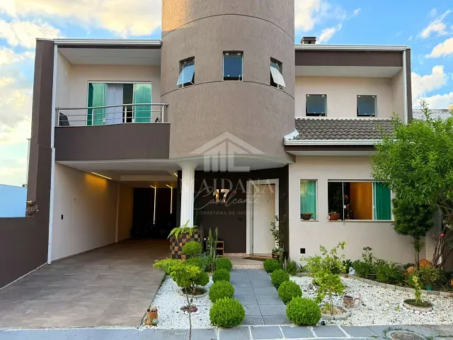 Sobrado com 250m² 4 quartos e 4 banheiros, à venda, no bairro Parque da Fonte em São José dos Pinhais