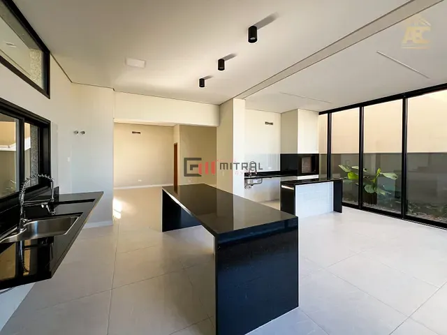 Sobrado com 235m² 4 quartos e 5 banheiros, à venda, no bairro Gleba Simon Frazer em Londrina