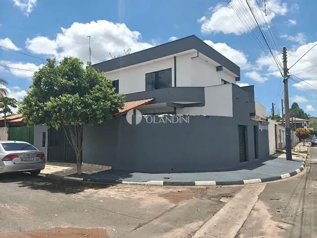 Sobrado com 166m² 4 quartos e 2 banheiros, à venda, no bairro Parque Residencial Ida Sia em Artur Nogueira