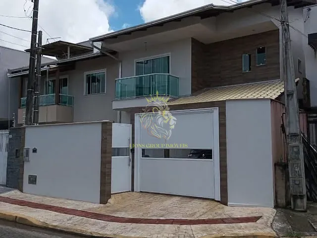 Sobrado 3 quartos e 3 banheiros, à venda, no bairro Rio Pequeno em Camboriú