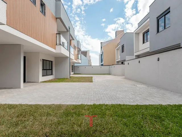 Sobrado com 144m² 3 quartos e 3 banheiros, à venda, no bairro Xaxim em Curitiba
