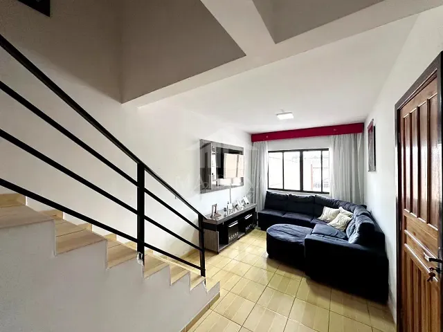 Sobrado com 120m² 3 quartos e 2 banheiros, à venda, no bairro Costeira em São José dos Pinhais