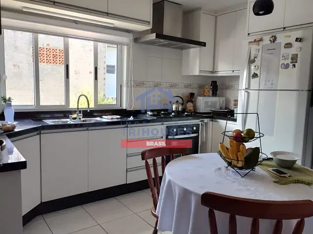 Sobrado com 600m² 3 quartos e 3 banheiros, à venda, no bairro Boqueirão em Curitiba