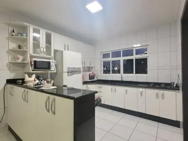 Sobrado com 257m² 3 quartos e 2 banheiros, à venda, no bairro Boqueirão em Curitiba