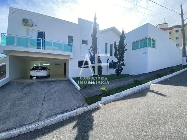 Sobrado com 341m² 5 quartos e 4 banheiros, à venda, no bairro Jardim Hípica Pinheiro em Taubaté