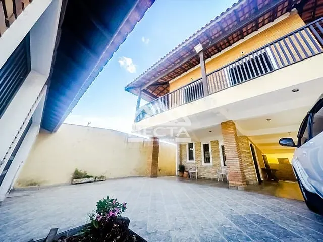 Sobrado com 261m² 3 quartos e 3 banheiros, à venda, no bairro Indaiá em Caraguatatuba