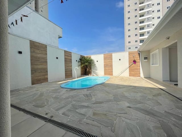 Foto do Sobrado - Sobrado com Piscina, 3 dormitórios à venda, 222 m² por R$ 958.000 - Villa Branca - Jacareí/SP | RUSSI IMÓVEIS