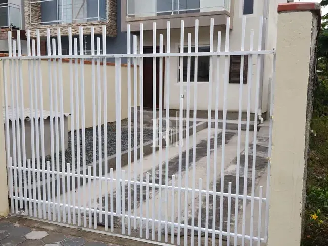 Sobrado com 100m² 2 quartos e 1 banheiro, à venda, no bairro Areias em Tijucas