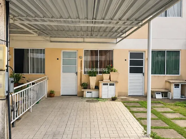 Sobrado 2 quartos e 2 banheiros, à venda, no bairro Parque Jóquei Club em Campos dos Goytacazes