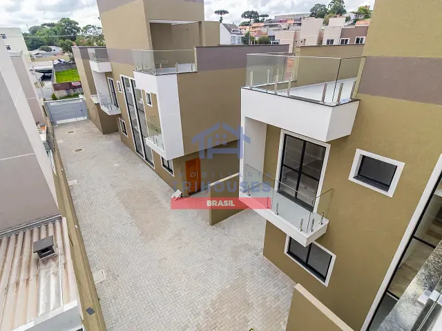Sobrado 3 quartos e 2 banheiros, à venda, no bairro Uberaba em Curitiba