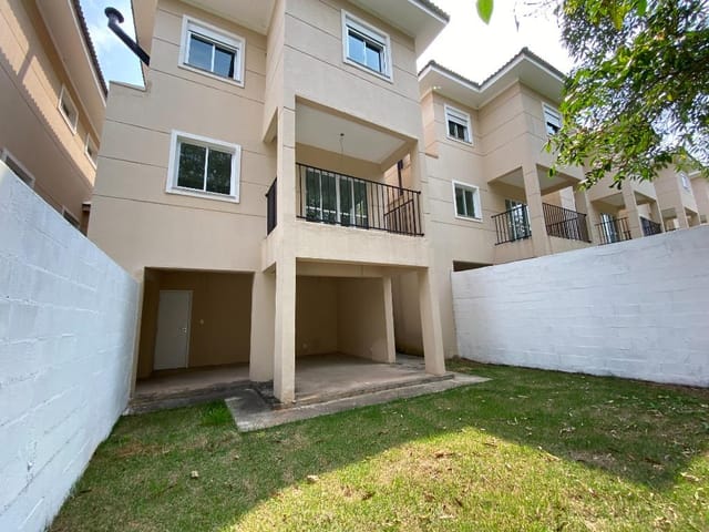 Sobrado com 278m² 3 quartos e 5 banheiros, à venda, no bairro Jardim da Glória em Cotia