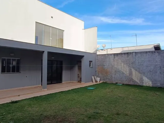 Sobrado com 300m² 5 quartos e 2 banheiros, à venda, no bairro Residencial Abussafe em Cambé
