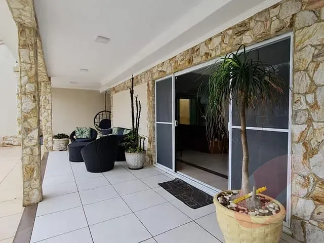 Sobrado com 360m² 4 quartos e 7 banheiros, à venda, no bairro Solemar em Praia Grande
