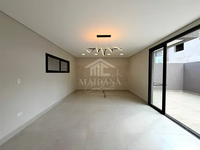 Sobrado com 129m² 3 quartos e 2 banheiros, à venda, no bairro Costeira em São José dos Pinhais