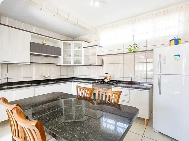 Sobrado com 280m² 3 quartos e 1 banheiro, à venda, no bairro Sítio Cercado em Curitiba