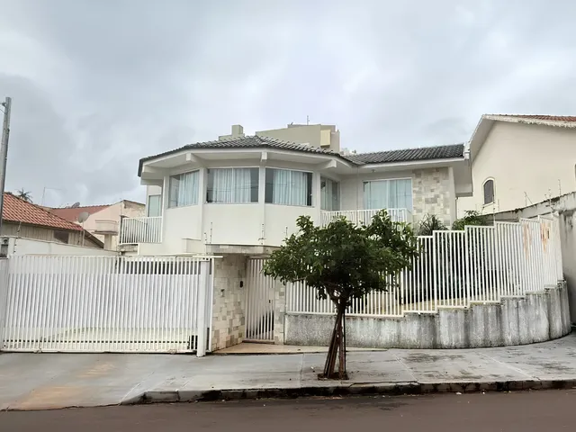 Sobrado 3 quartos e 5 banheiros, para alugar, no bairro Centro em Cambé