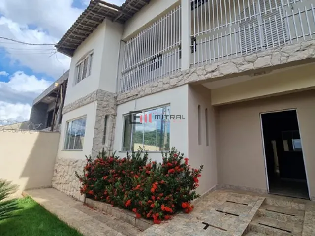 Sobrado com 405m², à venda, no bairro Santa Rosa em Londrina