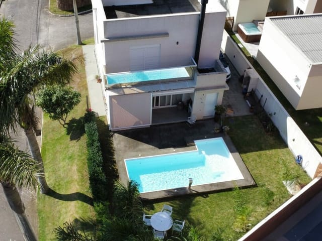 Sobrado com 471m² 4 quartos e 4 banheiros, à venda, no bairro Cachoeira do Bom Jesus em Florianópolis