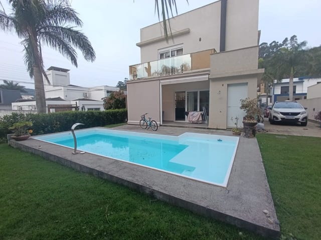 Sobrado com 471m² 4 quartos e 4 banheiros, à venda, no bairro Cachoeira do Bom Jesus em Florianópolis