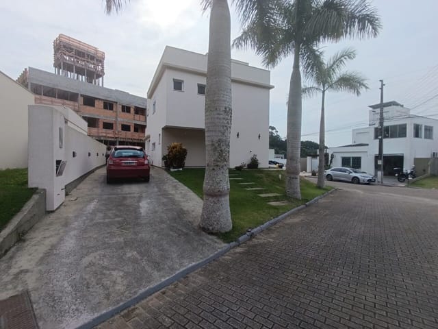 Sobrado com 471m² 4 quartos e 4 banheiros, à venda, no bairro Cachoeira do Bom Jesus em Florianópolis