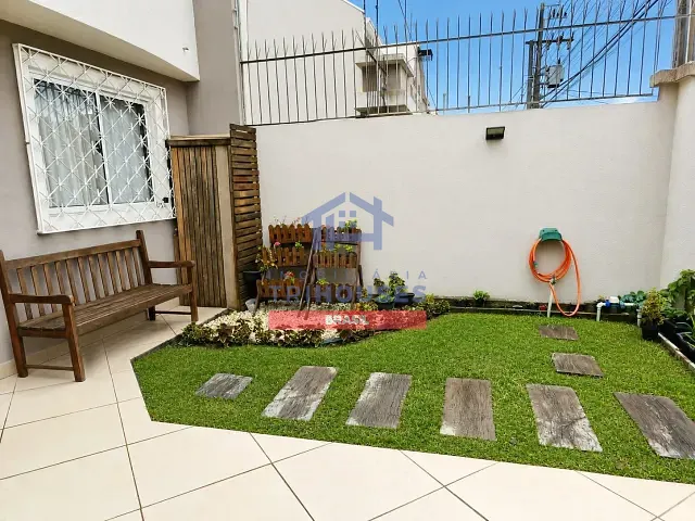 Sobrado 3 quartos e 4 banheiros, à venda, no bairro Xaxim em Curitiba