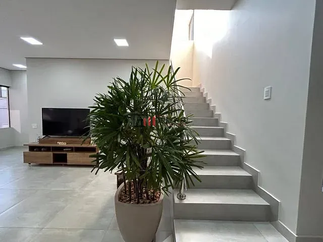 Sobrado 3 quartos e 4 banheiros, à venda, no bairro Conjunto Habitacional Alexandre Urbanas em Londrina