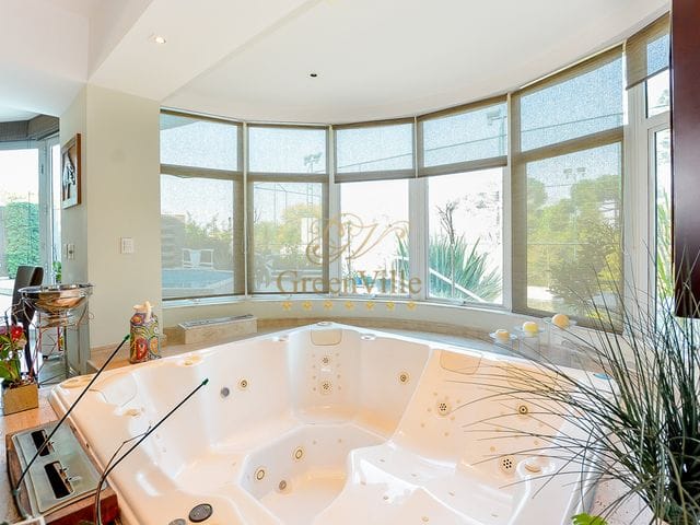 Casa com 1000m² 5 quartos e 10 banheiros, à venda, no bairro Jardim Social em Curitiba