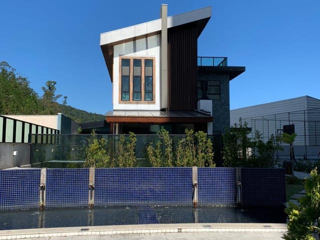 Sobrado com 420m² 3 quartos e 4 banheiros, à venda, no bairro Ressacada em Itajaí