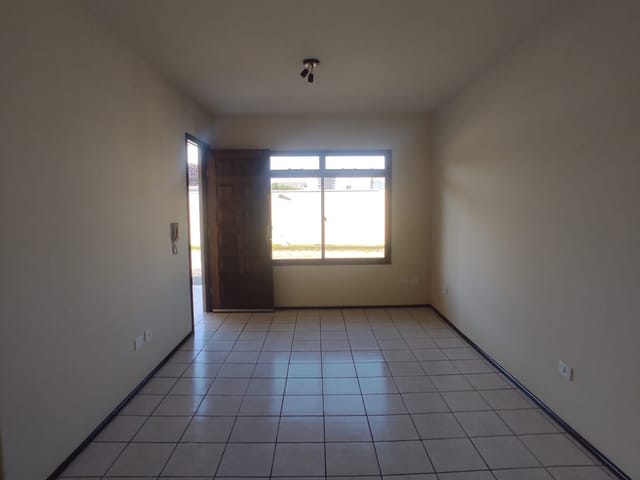 Sobrado com 100m² 3 quartos e 1 banheiro, para alugar, no bairro São Pedro em São José dos Pinhais