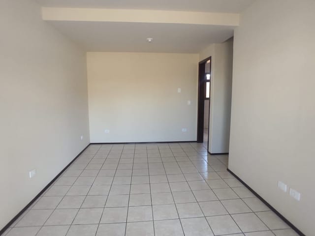 Sobrado com 100m² 3 quartos e 1 banheiro, para alugar, no bairro São Pedro em São José dos Pinhais