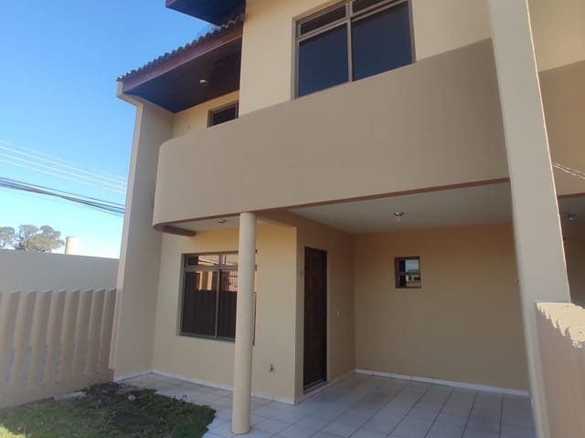 Sobrado com 100m² 3 quartos e 1 banheiro, para alugar, no bairro São Pedro em São José dos Pinhais