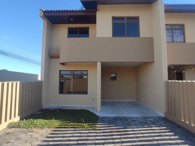 Sobrado com 100m² 3 quartos e 1 banheiro, para alugar, no bairro São Pedro em São José dos Pinhais