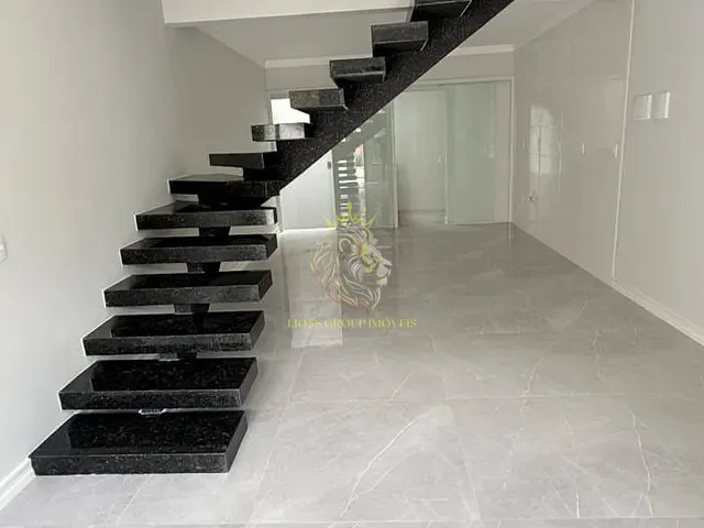 Sobrado 2 quartos e 3 banheiros, à venda, no bairro Santa Regina em Camboriú