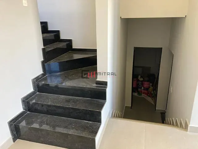 Sobrado com 263m² 3 quartos e 5 banheiros, à venda ou para alugar, no bairro Gleba Simon Frazer em Londrina