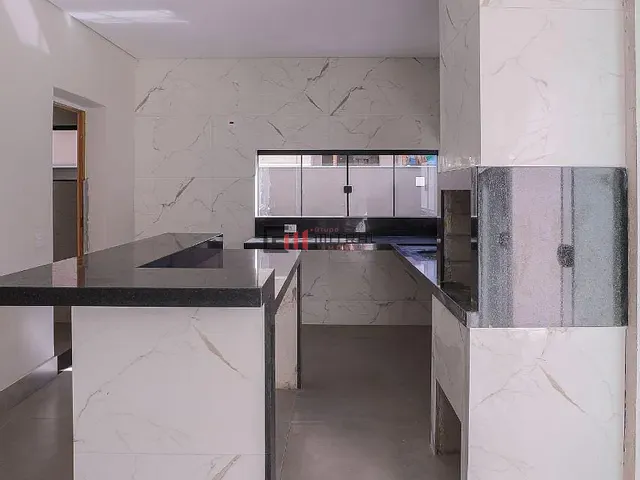 Sobrado 3 quartos e 4 banheiros, à venda, no bairro Gleba Simon Frazer em Londrina